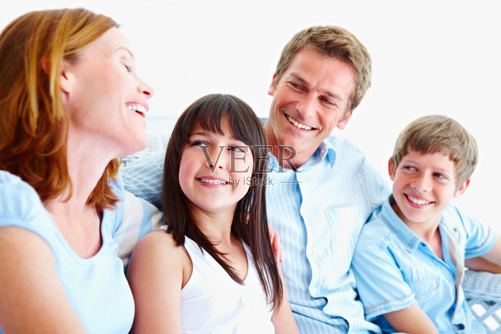 微笑的家人共度美好时光照片摄影图片