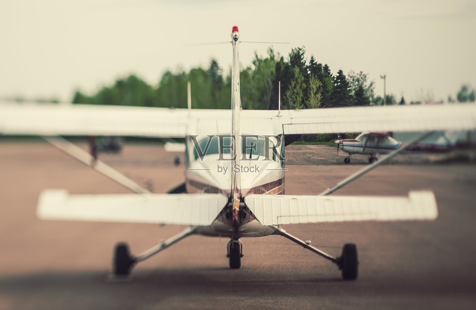 塞斯纳飞机飞行前照片摄影图片