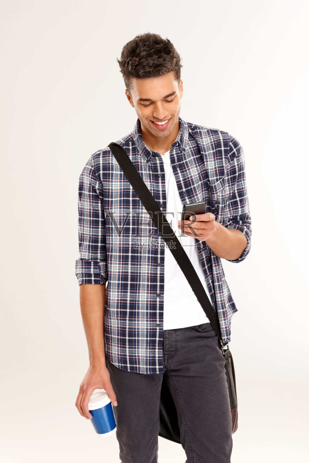 一个年轻人用手机发短信的照片照片摄影图片