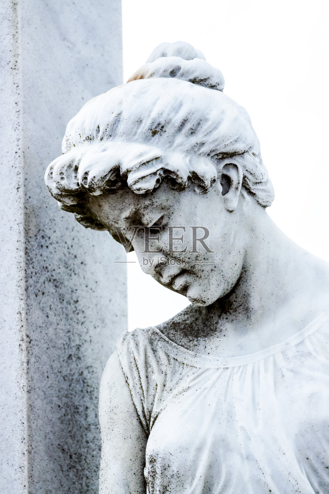 白色大理石女孩雕像,白色背景,复制空间照片摄影图片