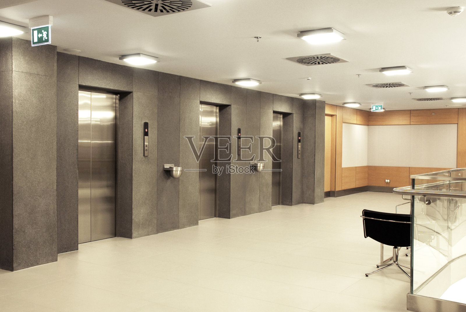 空荡荡的办公室大厅,有电梯照片摄影图片