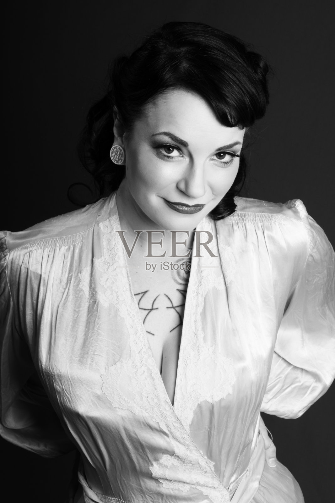 B&W腰部的魅力肖像。照片摄影图片