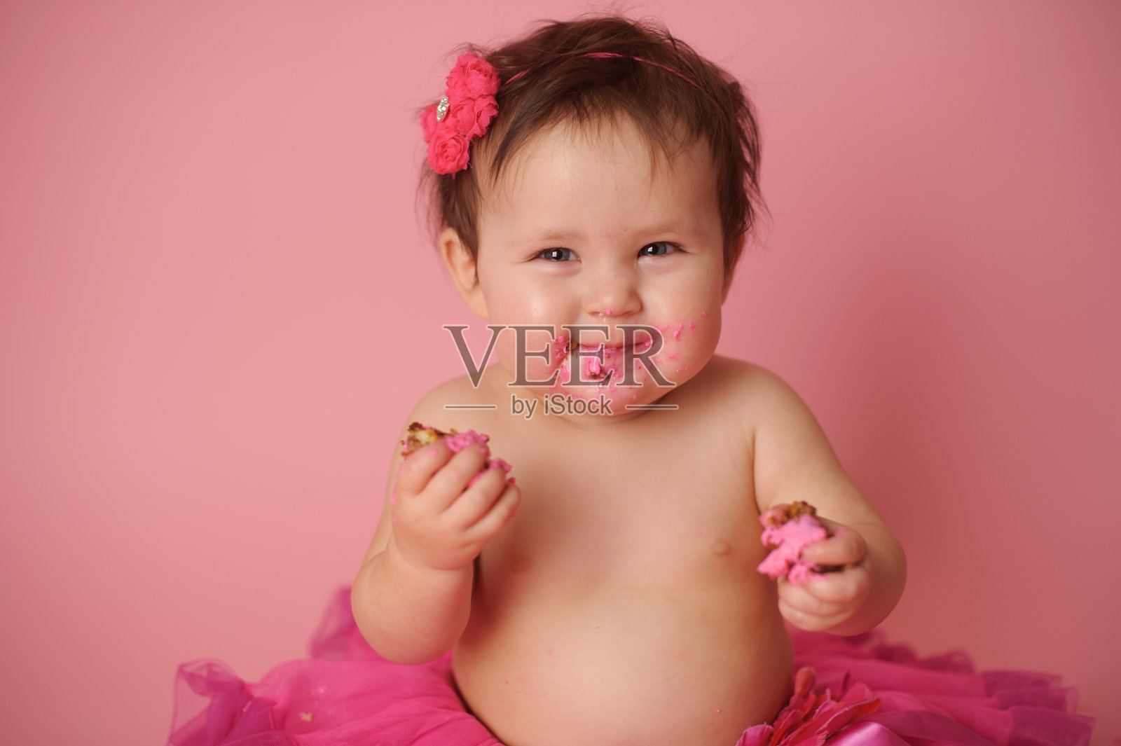 宝宝吃生日蛋糕的特写照片摄影图片