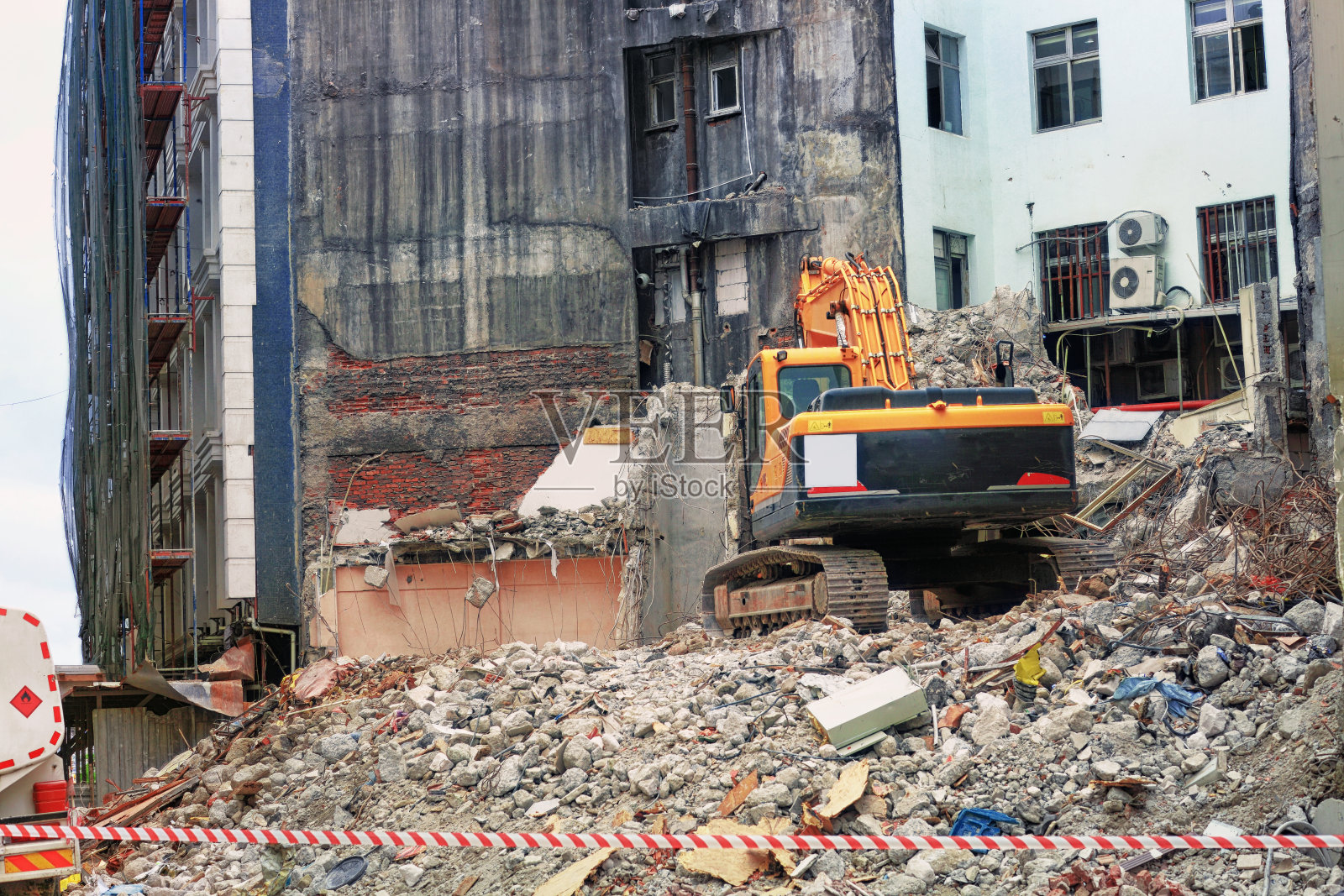 推土机清除拆除废弃旧建筑时的瓦砾照片摄影图片