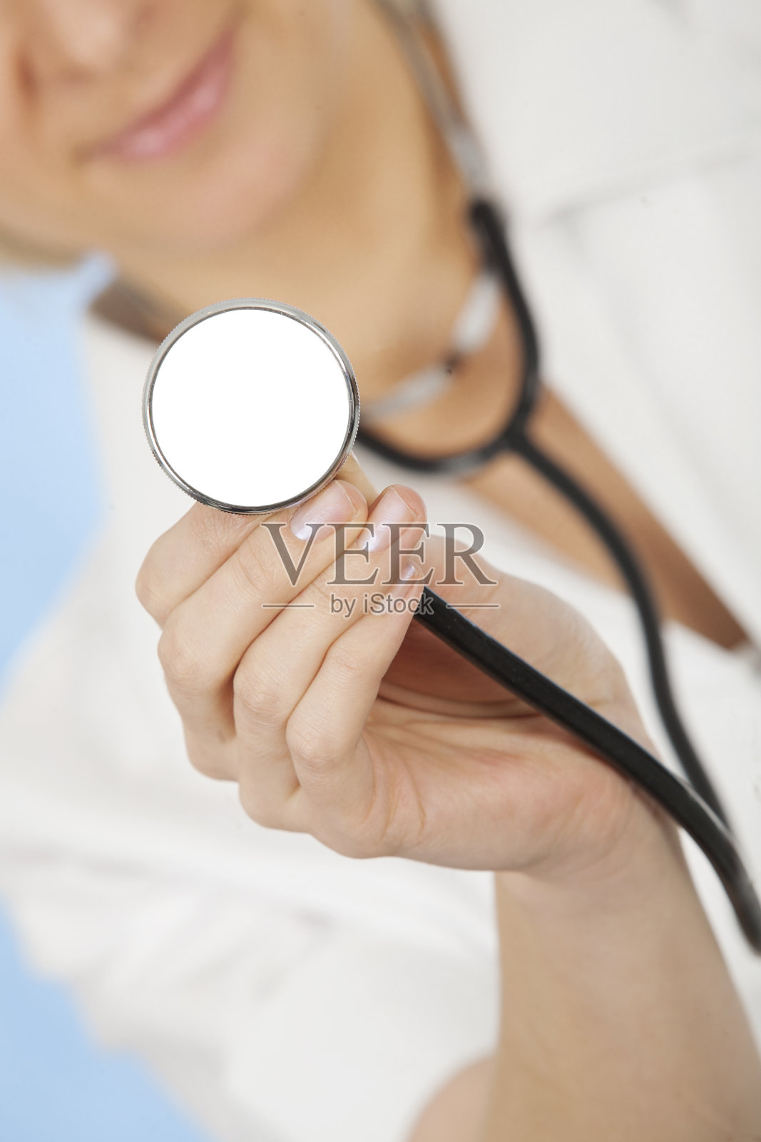 医生拿着听诊器照片摄影图片