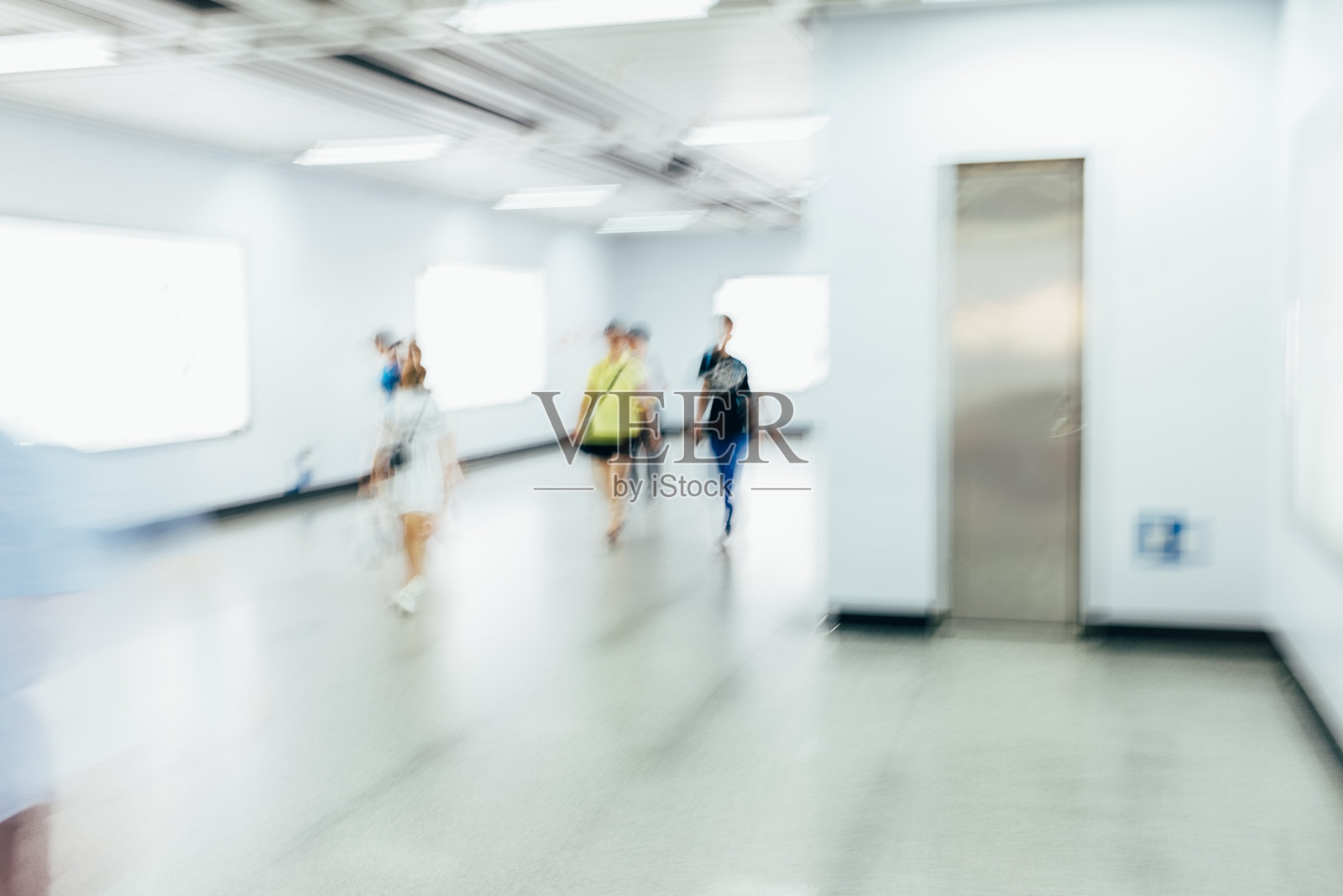 模糊的乘客在大城市车站抽象照片摄影图片