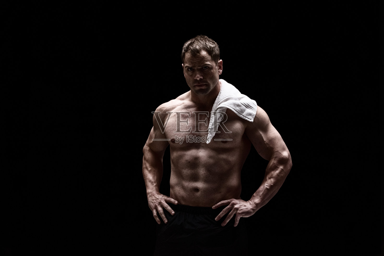 赤裸上身的肌肉男看着相机照片摄影图片