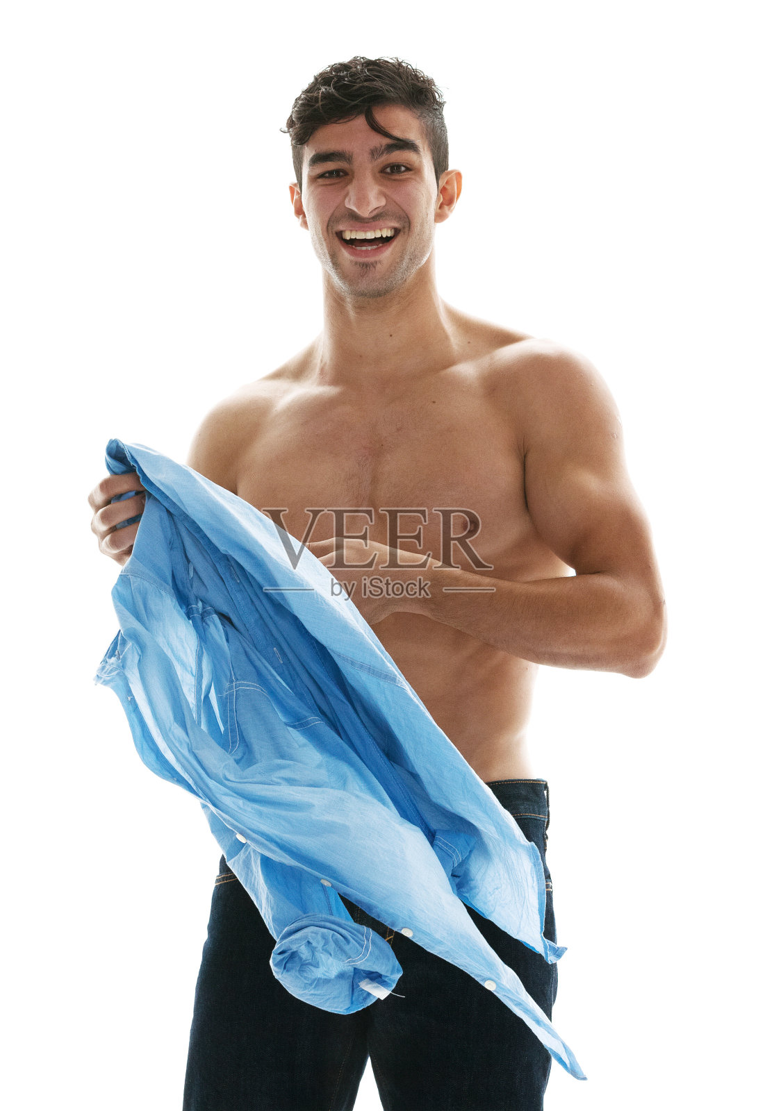 微笑的肌肉男子脱衣服照片摄影图片