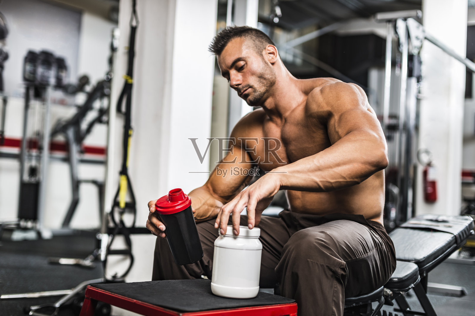 一个年轻人正在准备他的蛋白质饮料照片摄影图片