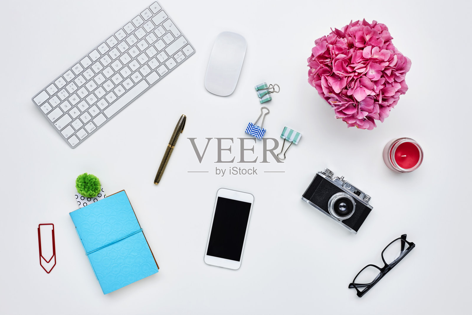 白色背景下的技术和办公用品照片摄影图片