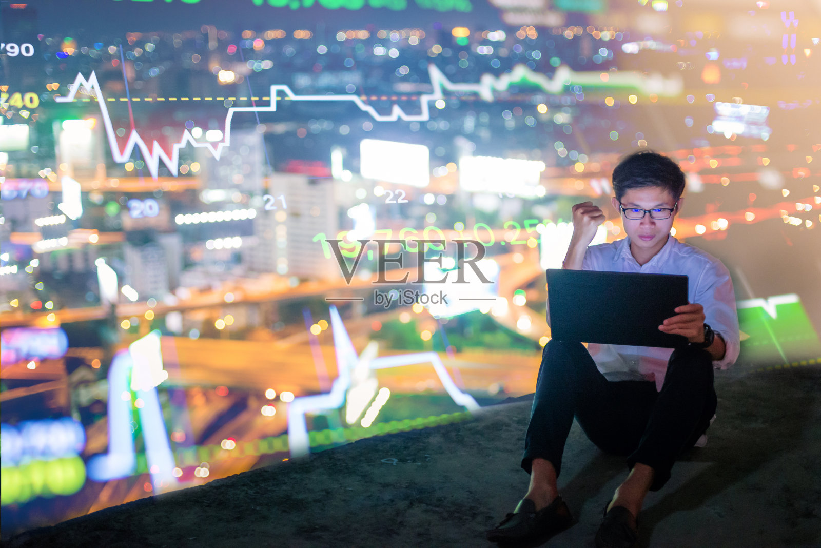 年轻的商人用笔记本电脑分析股票市场进行投资照片摄影图片