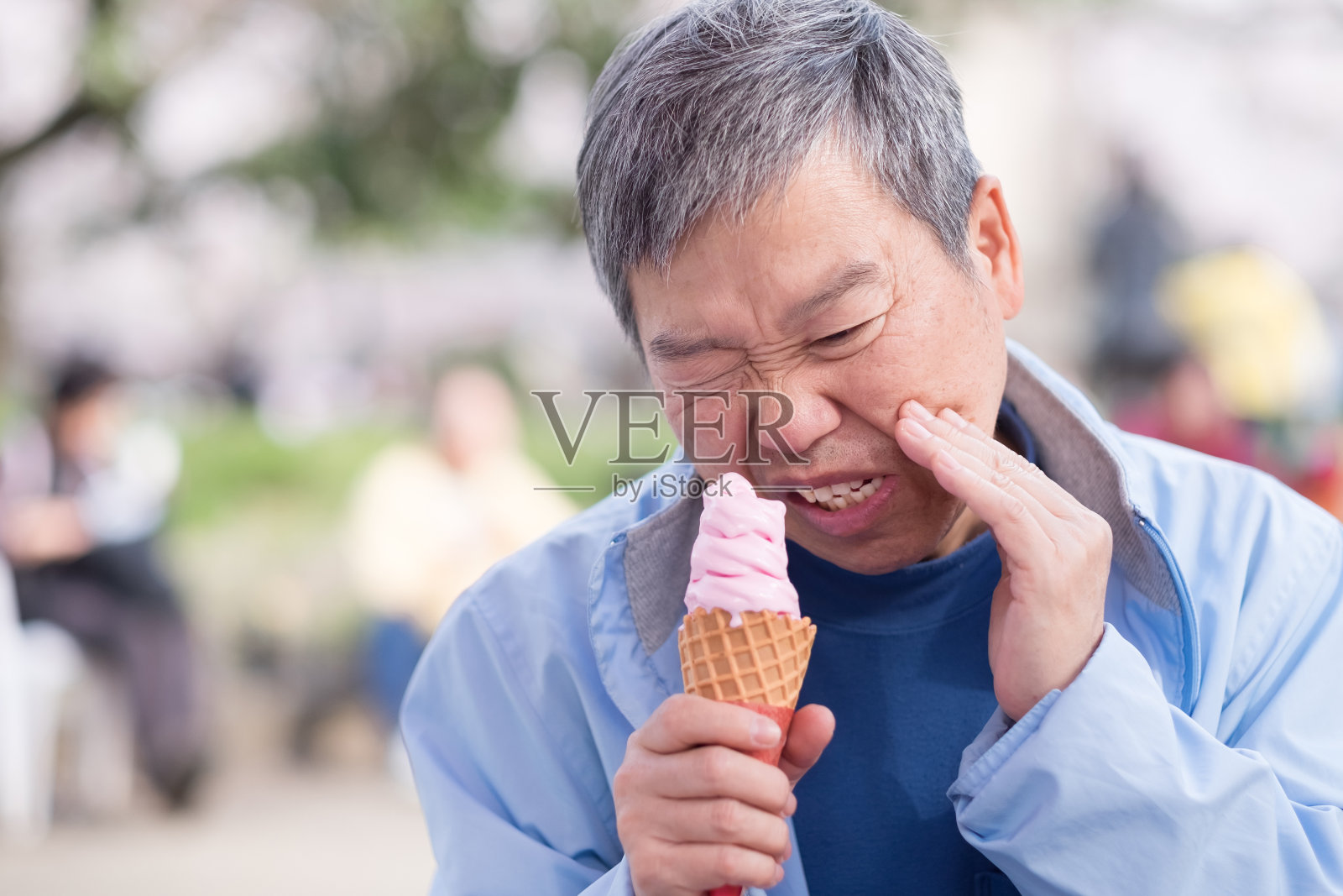 老人牙齿敏感照片摄影图片