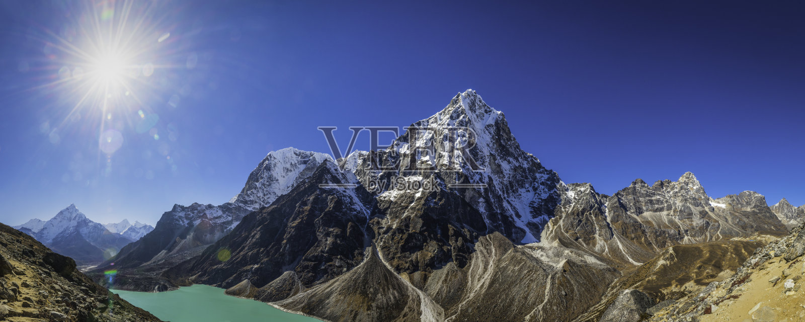 在尼泊尔昆布山的壮观的喜马拉雅山峰上的太阳爆发全景照片摄影图片