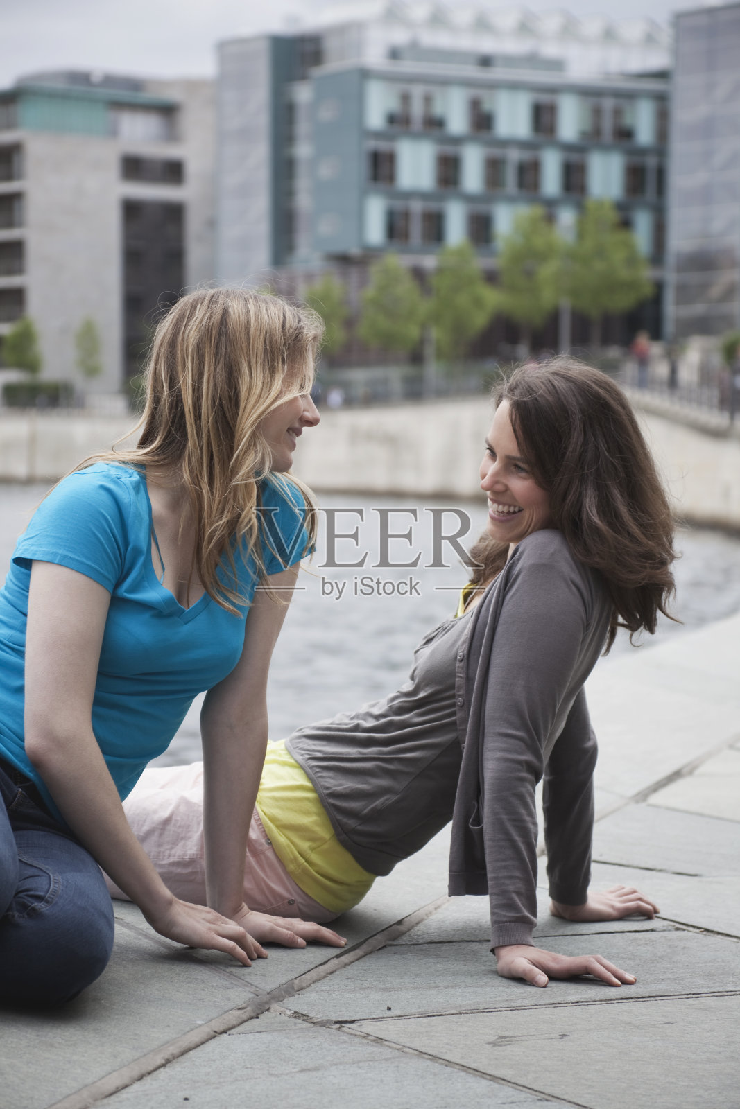 德国,柏林,两个女人笑着玩照片摄影图片