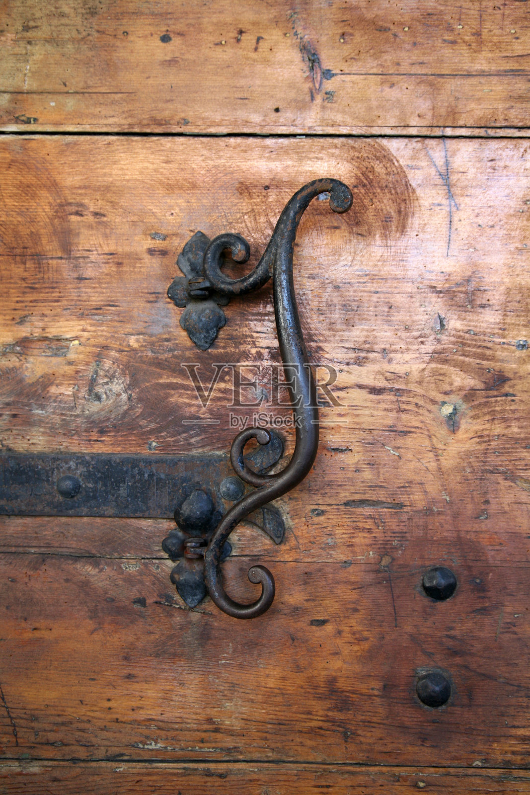 褐色木门,铁把手照片摄影图片