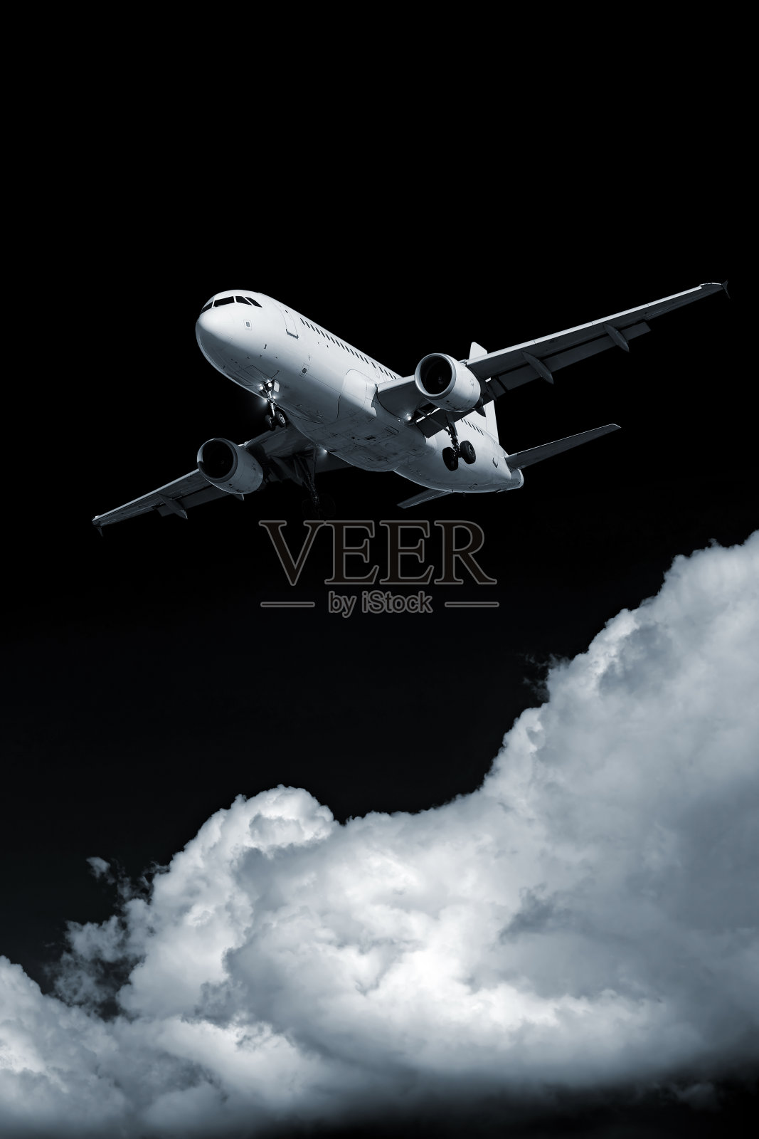 一架XXL喷气式飞机在夜间降落照片摄影图片