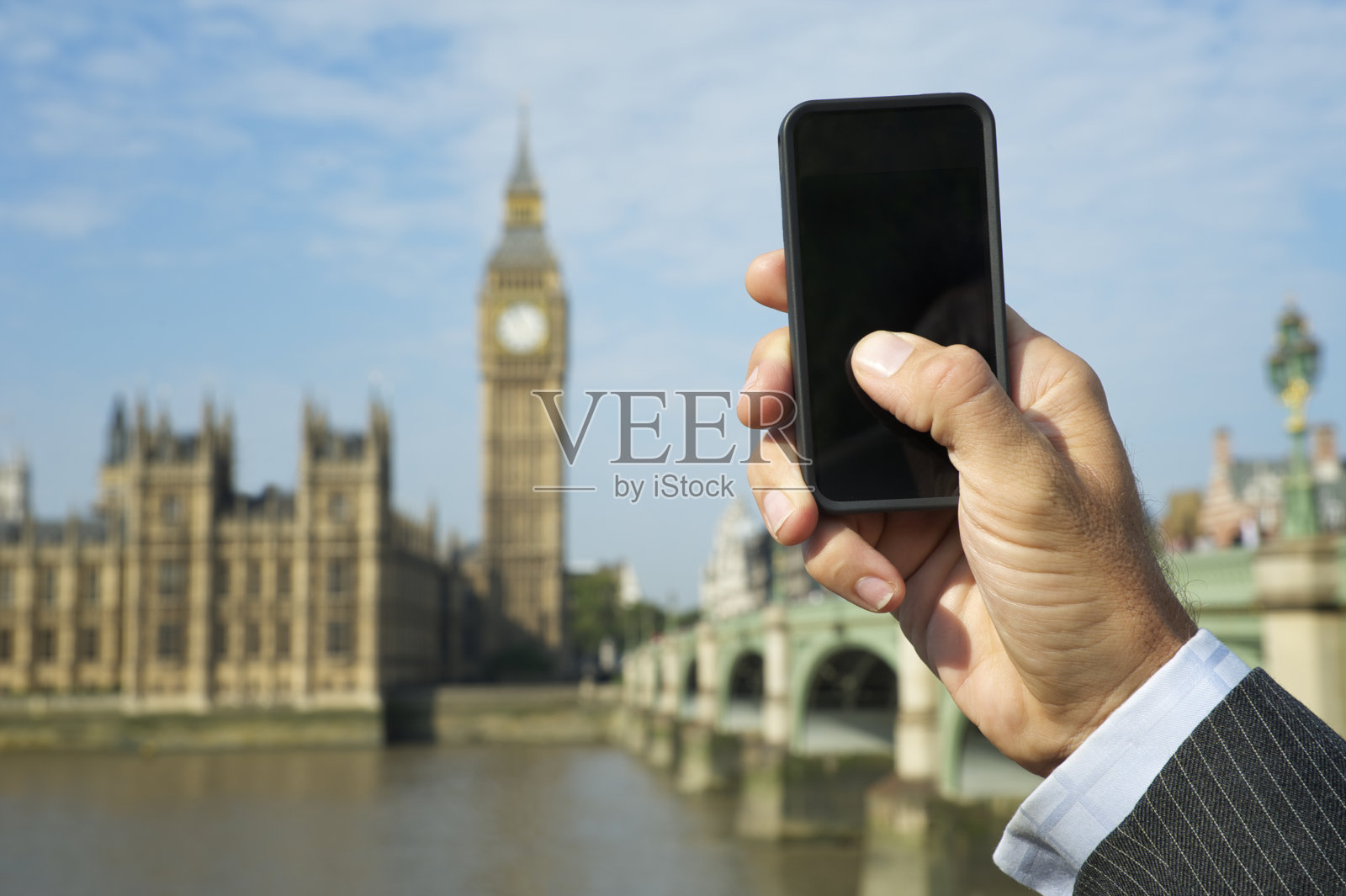 伦敦商人使用智能手机照片摄影图片