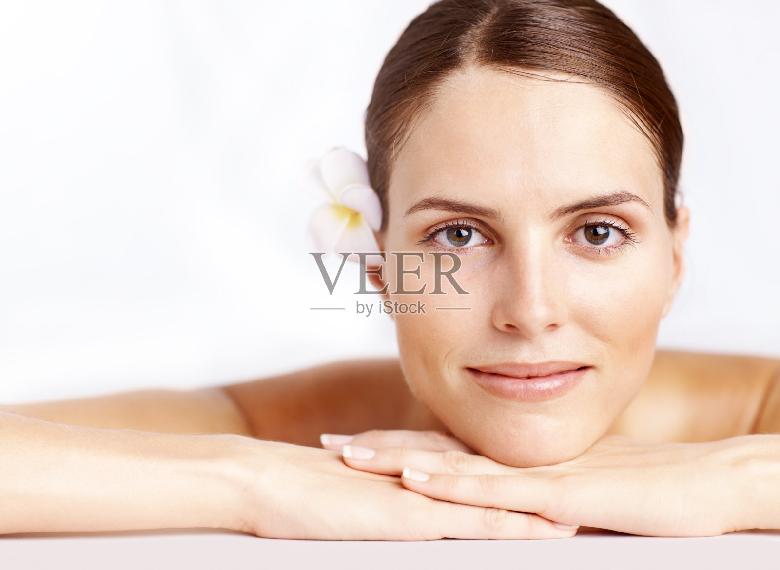 微笑的年轻女性放松对白色的背景照片摄影图片