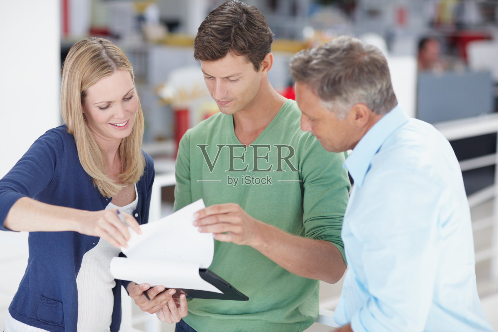 做一些最后的调整照片摄影图片