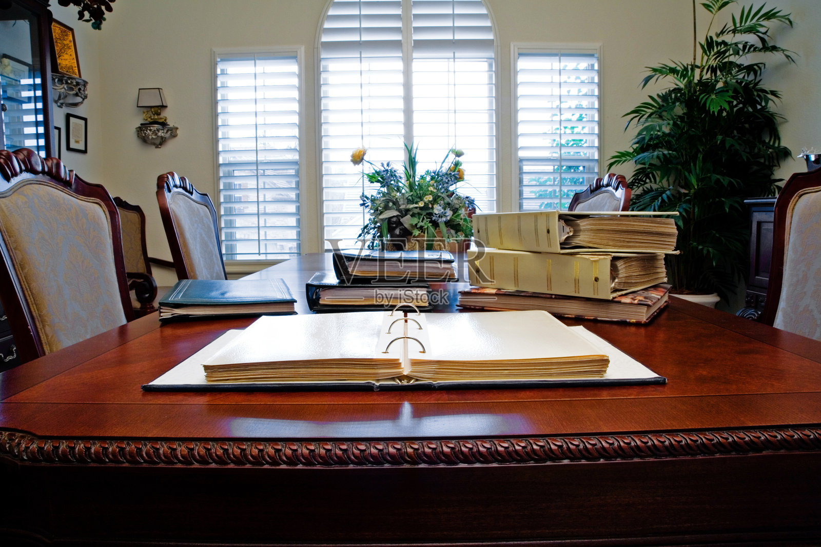 办公室书桌上的空白相册照片摄影图片