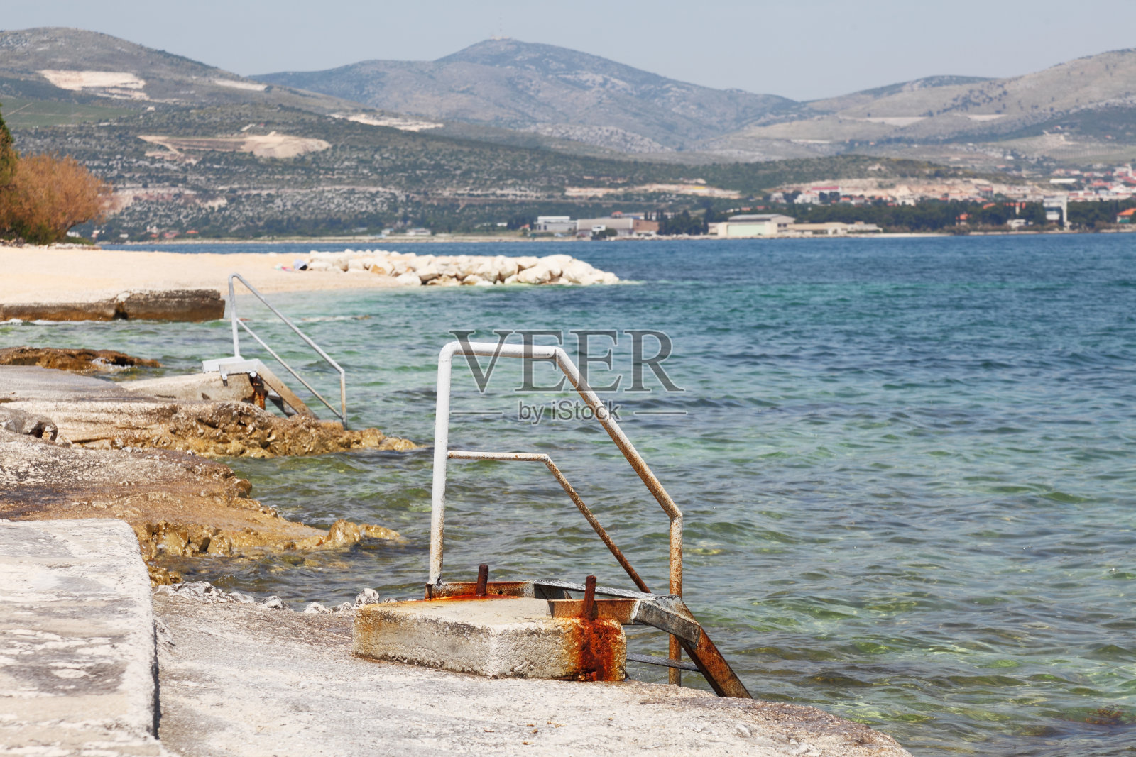克罗地亚特罗吉尔碧绿的地中海海滩上的楼梯照片摄影图片
