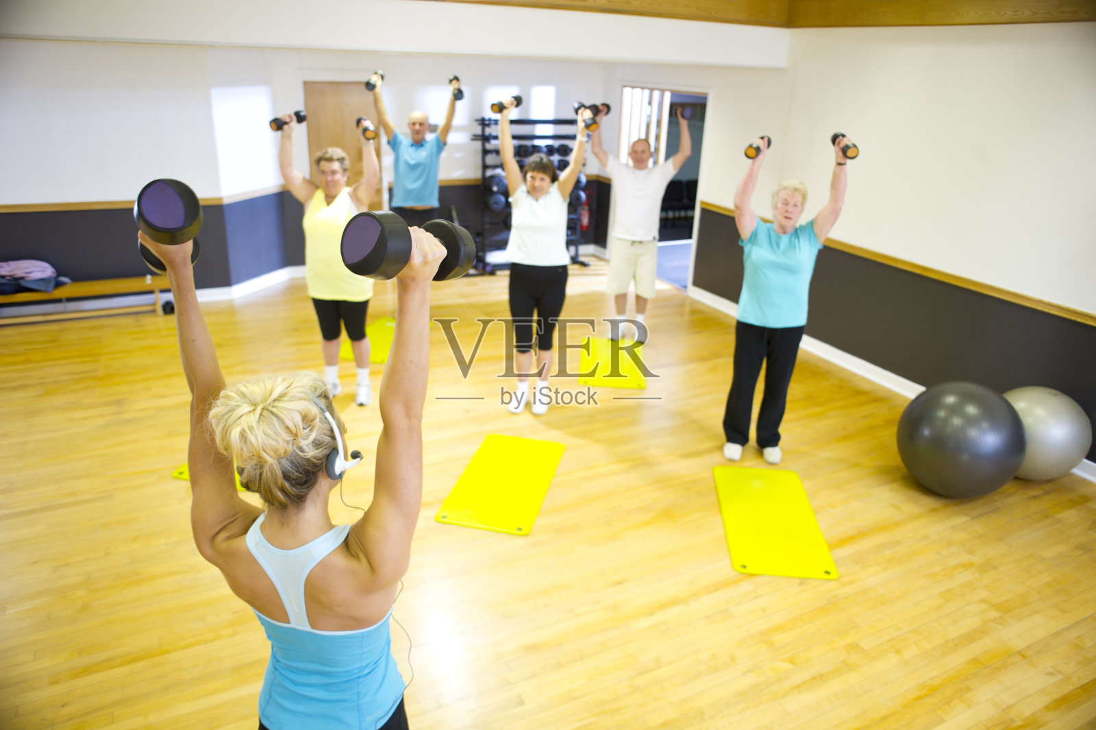 有趣的高年级健美操照片摄影图片