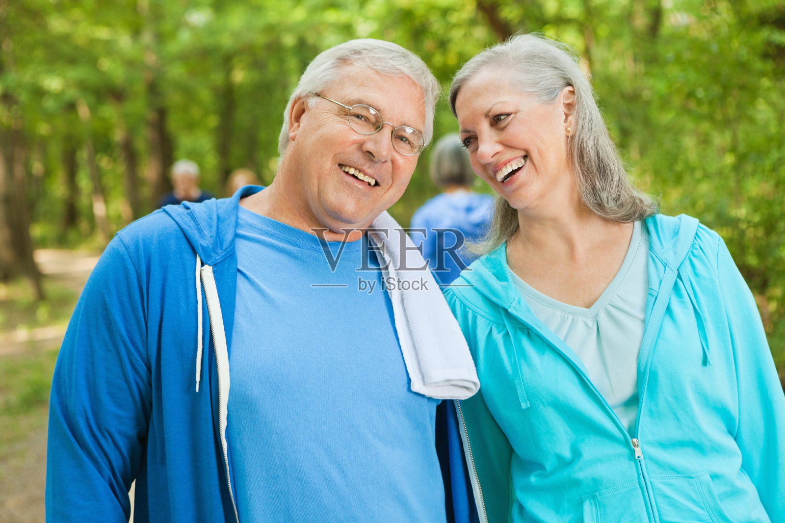 健康活跃的老年夫妇一起在户外运动照片摄影图片
