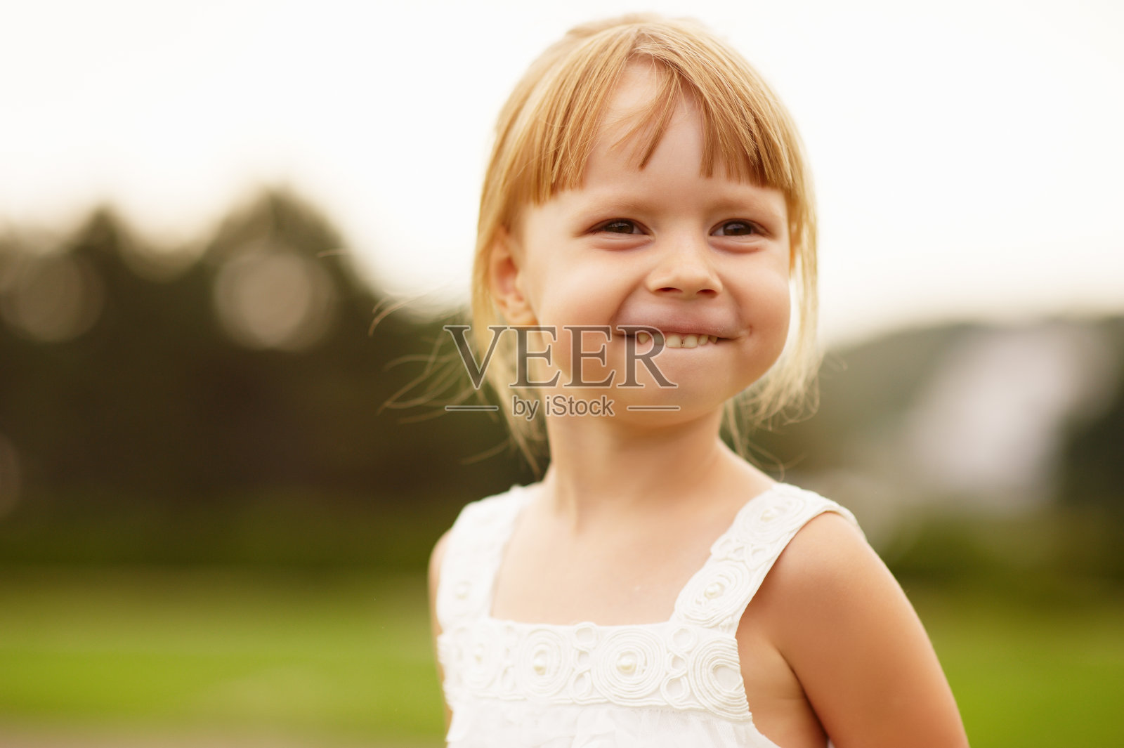 公园里的女孩照片摄影图片