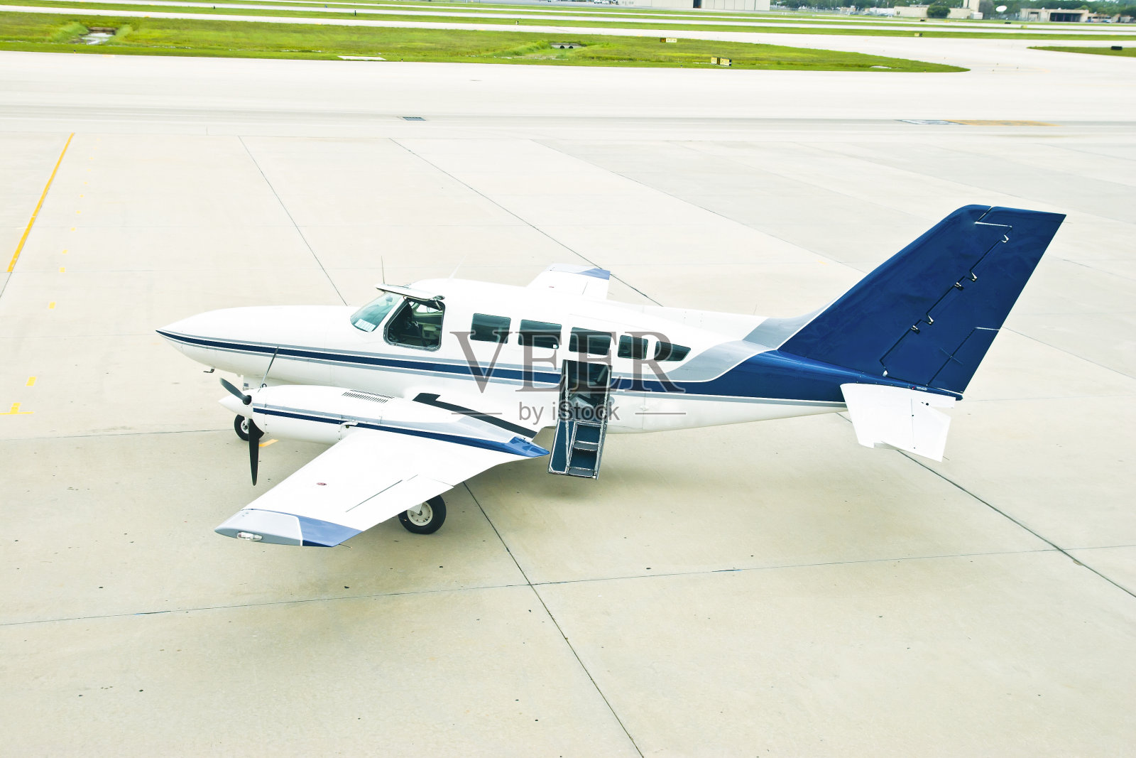 跑道空中的士照片摄影图片