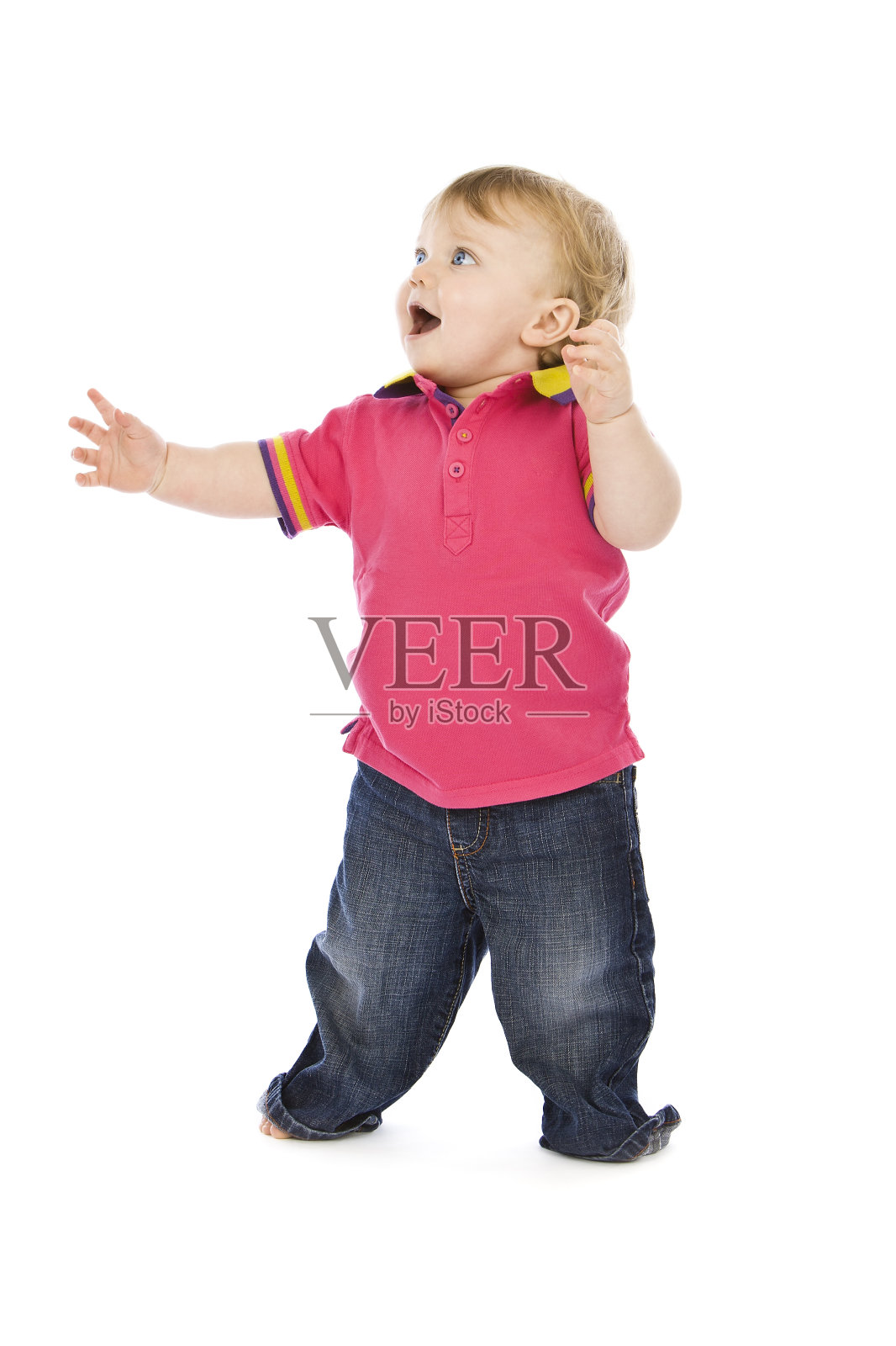 蹒跚学步的孩子在学走路照片摄影图片