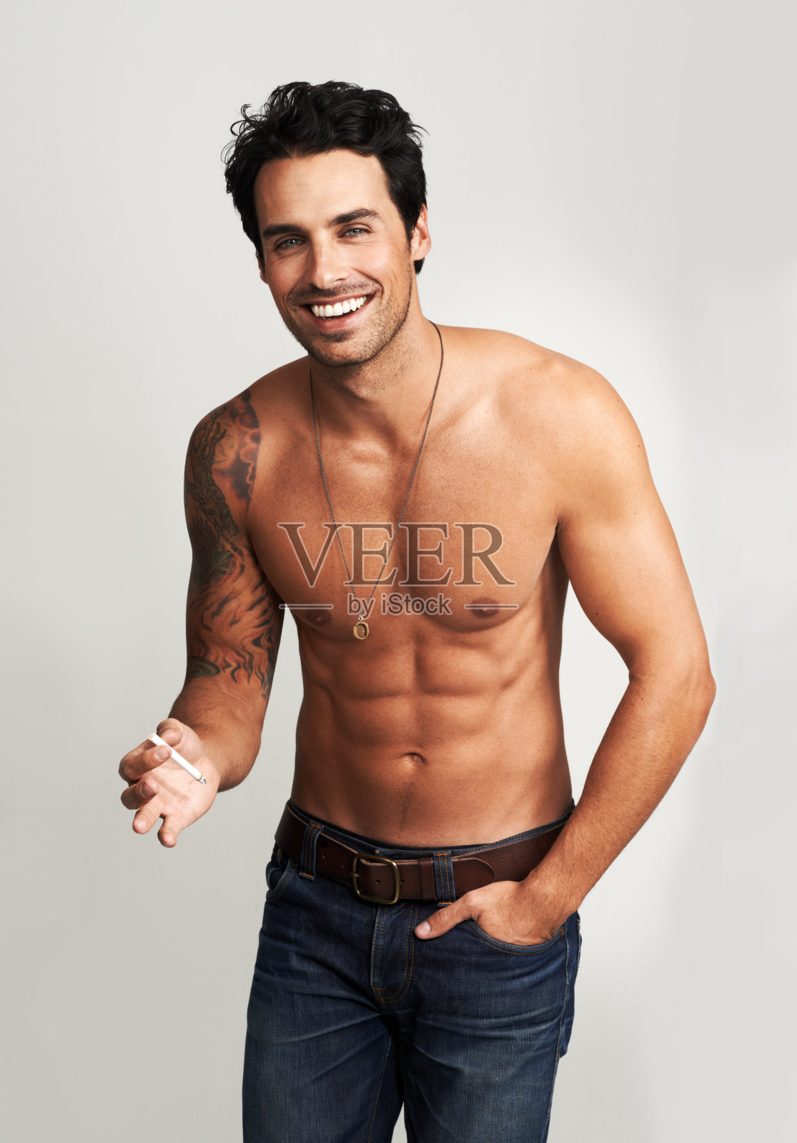 他有一个不健康的习惯照片摄影图片