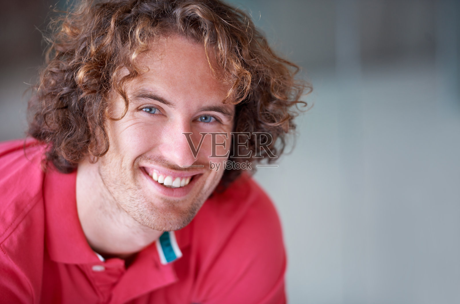 他散发出自信照片摄影图片