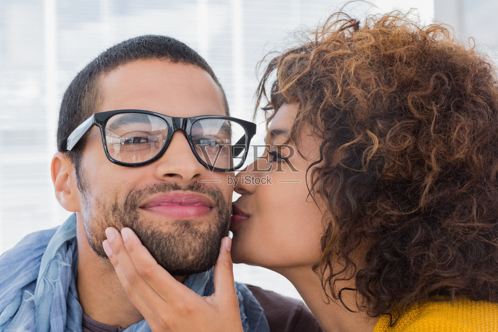 女人亲吻男人的脸颊照片摄影图片