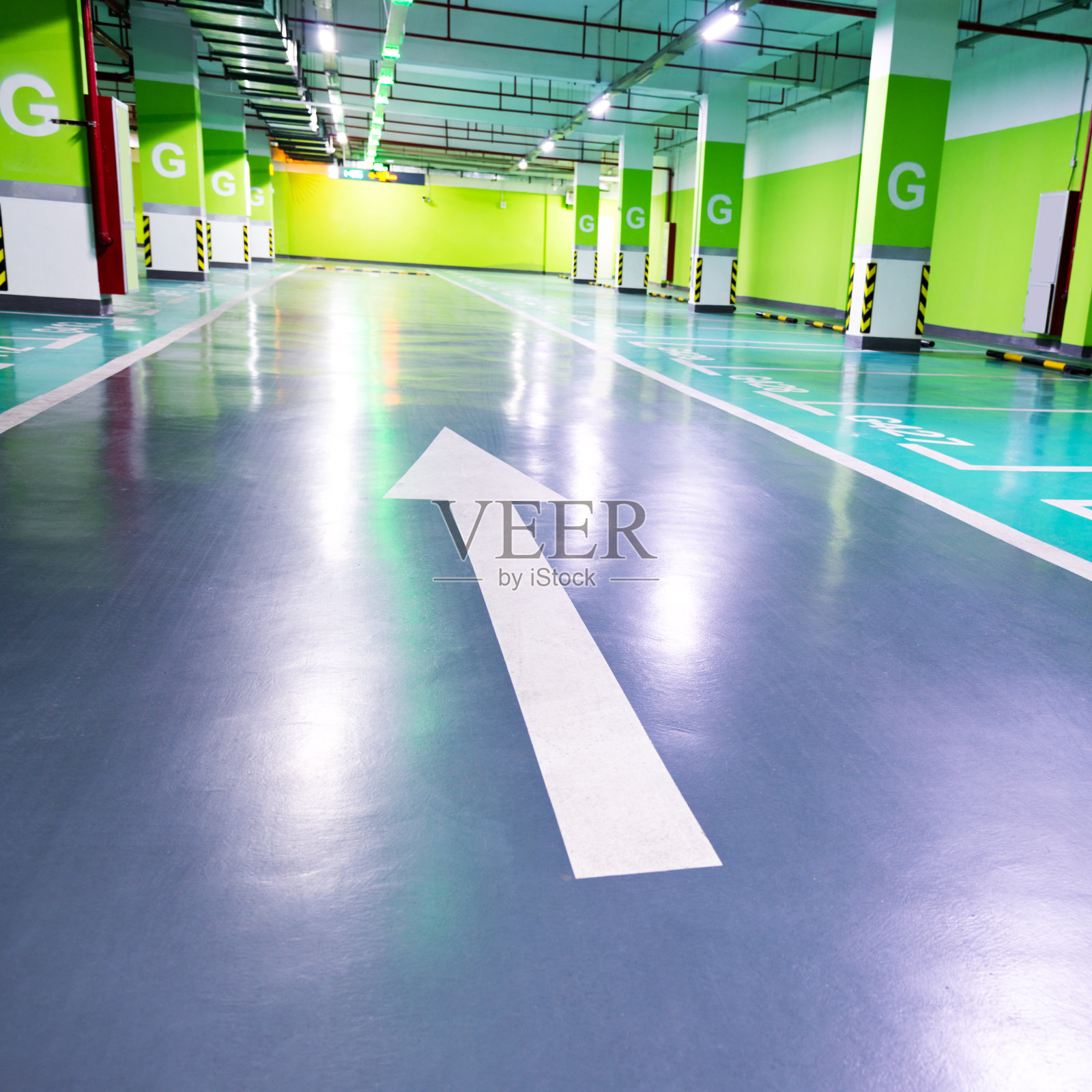 一个带箭头的空停车场照片摄影图片