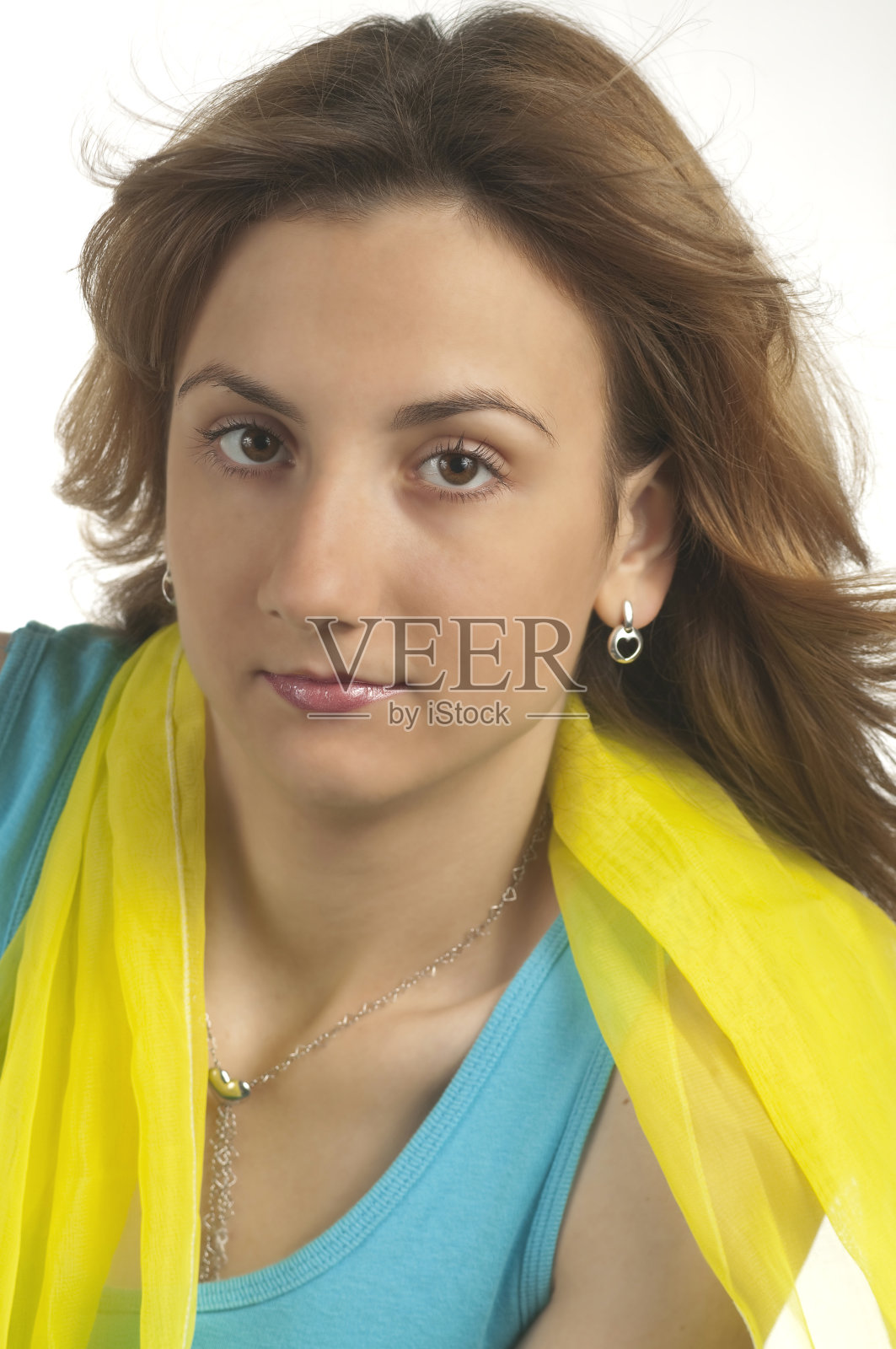 白色背景上戴着黄色围巾的年轻女子的肖像照片摄影图片