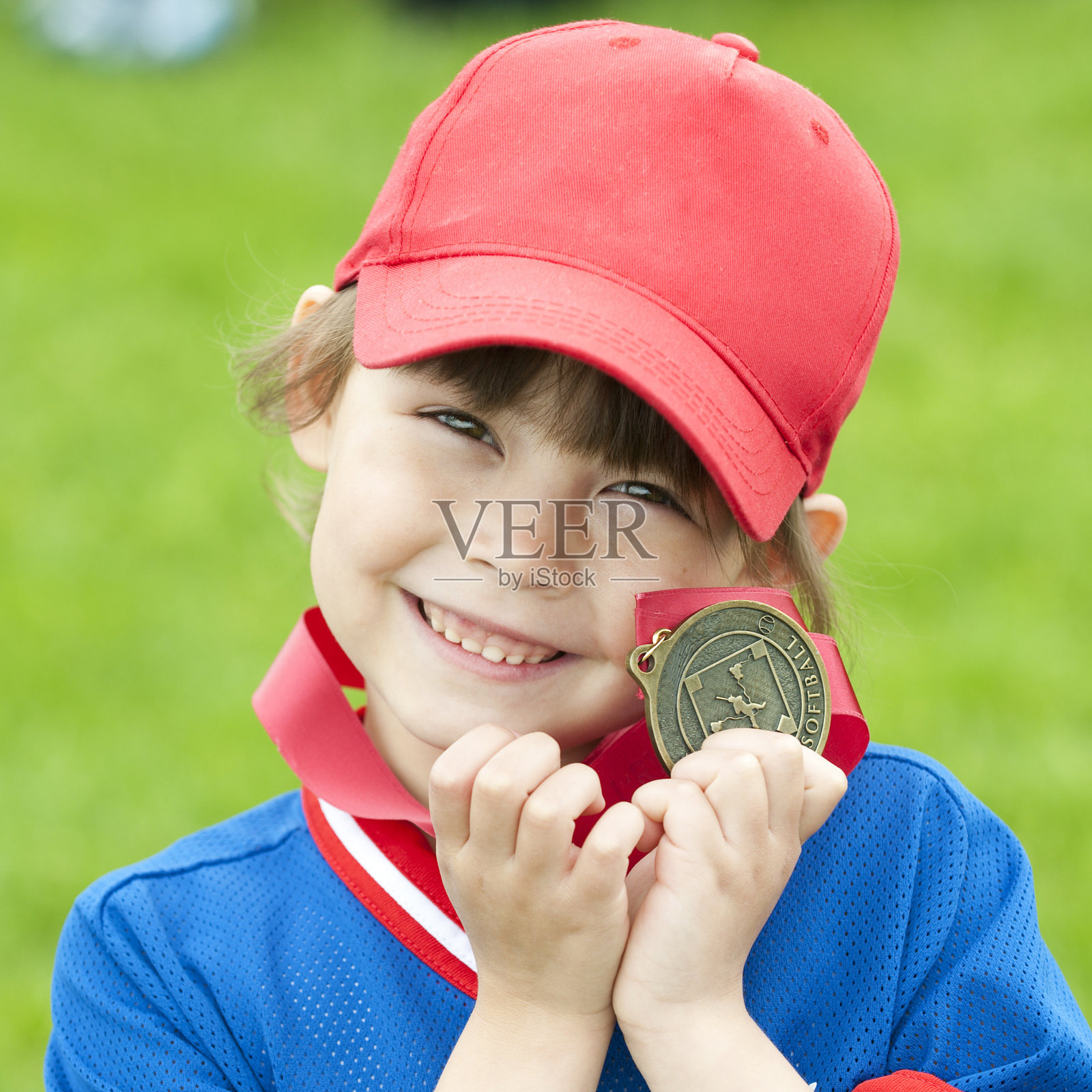 获得运动奖章的女孩照片摄影图片