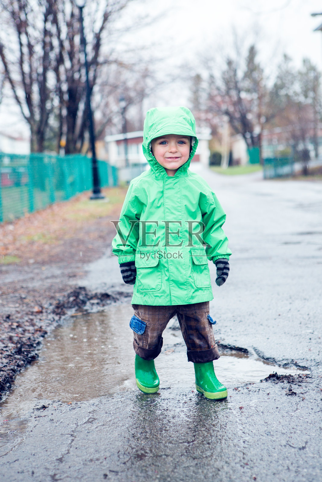 小男孩在坑里照片摄影图片