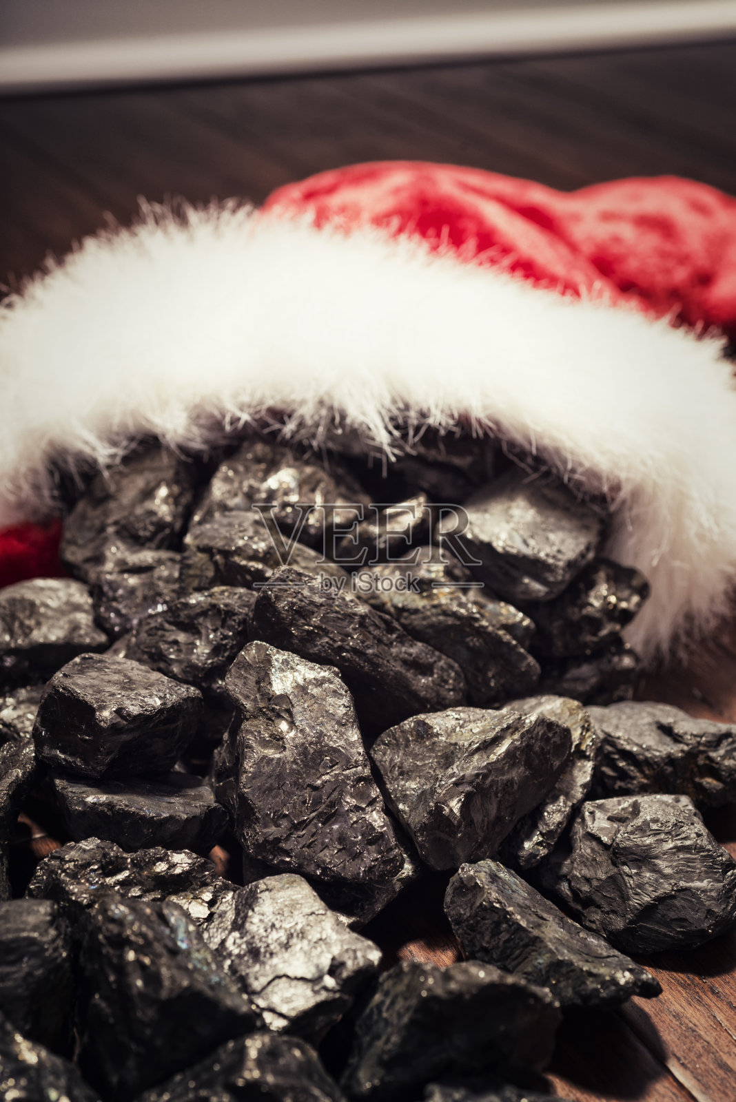 老式圣诞装煤的袋子洒在地板上照片摄影图片