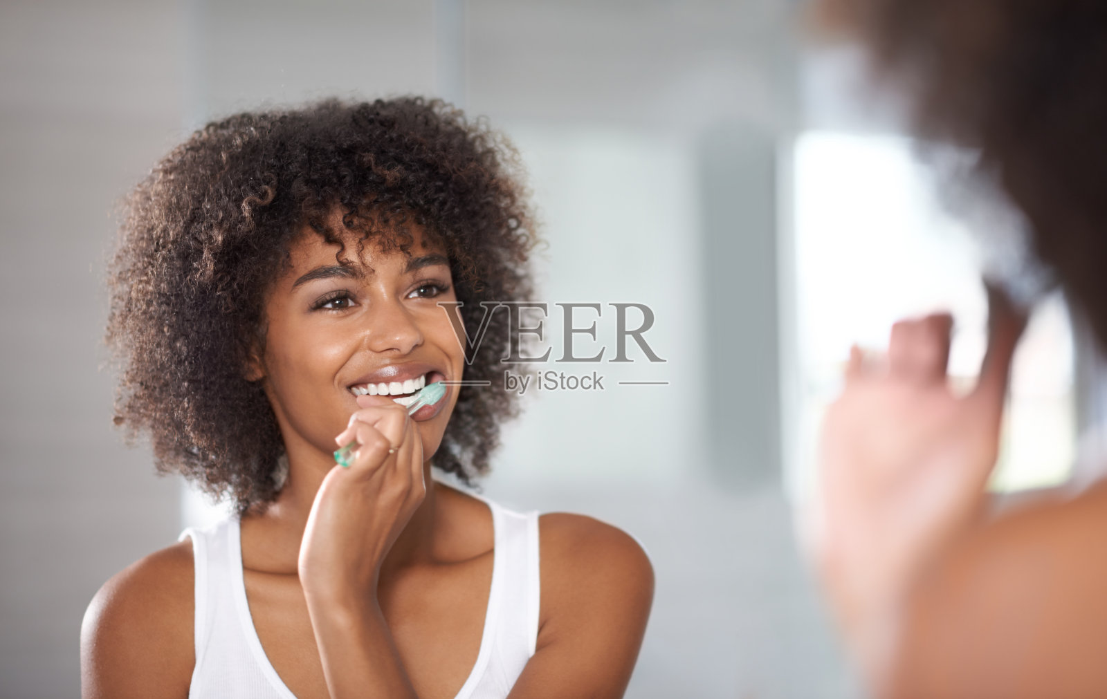 保持着珍珠般洁白的笑容照片摄影图片