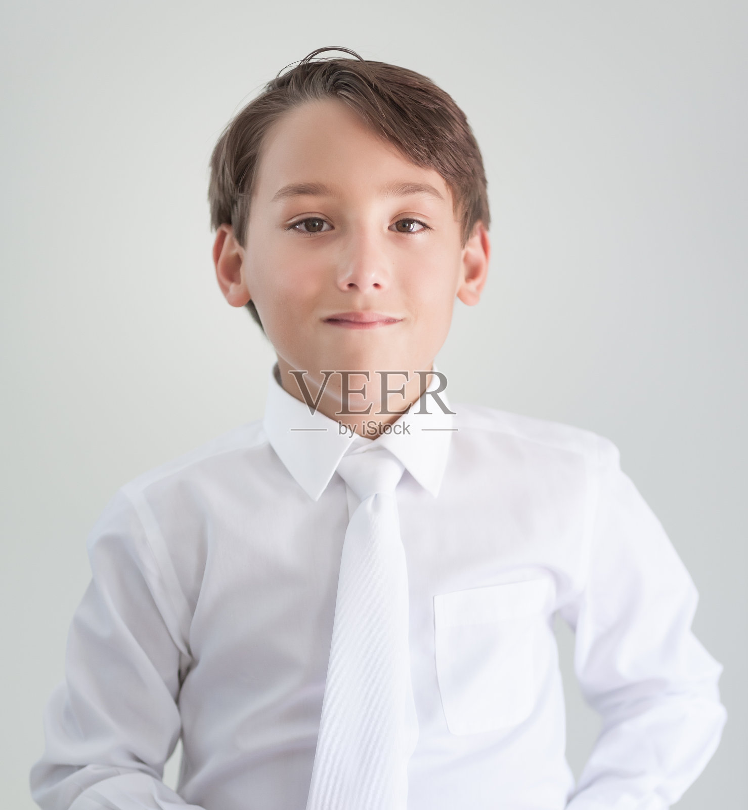 男孩穿着白色的衣服照片摄影图片