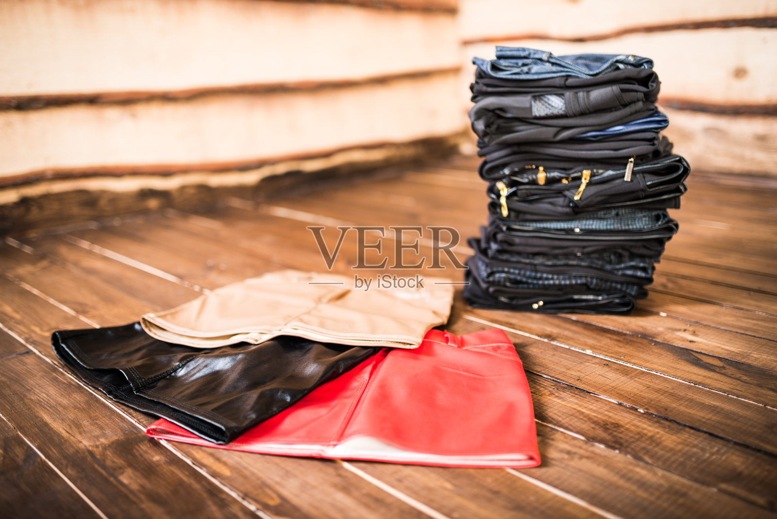 裙子堆放照片摄影图片