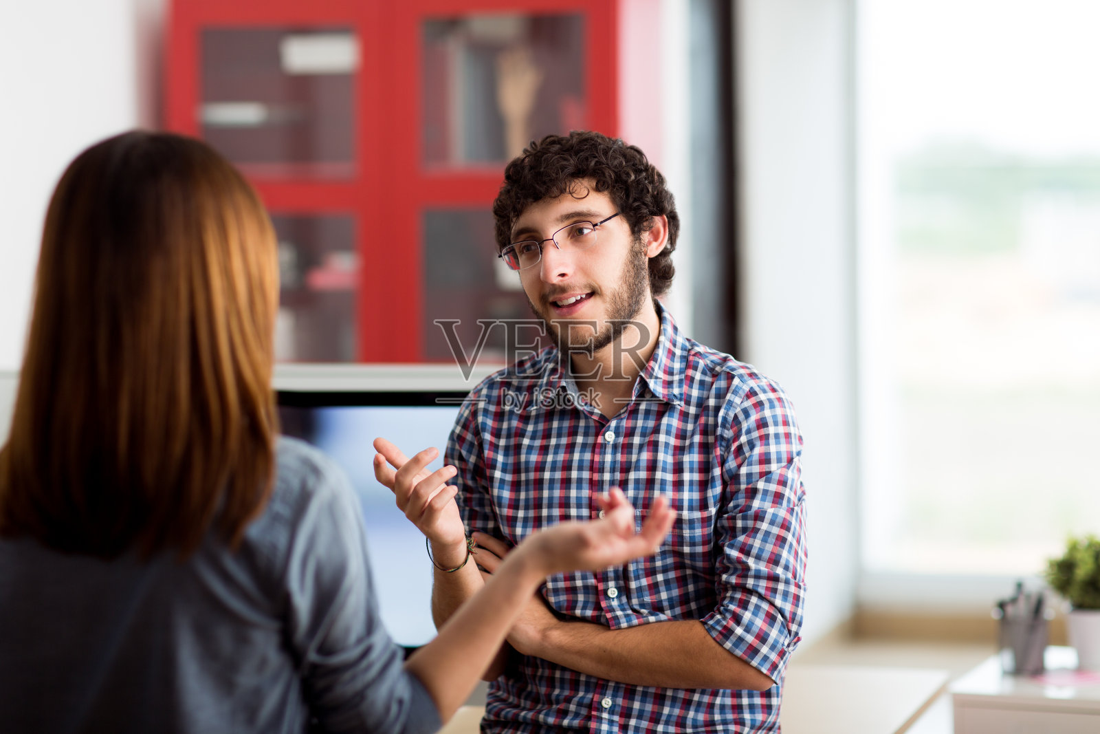 年轻的西班牙设计师们不断地交流着自己的想法照片摄影图片