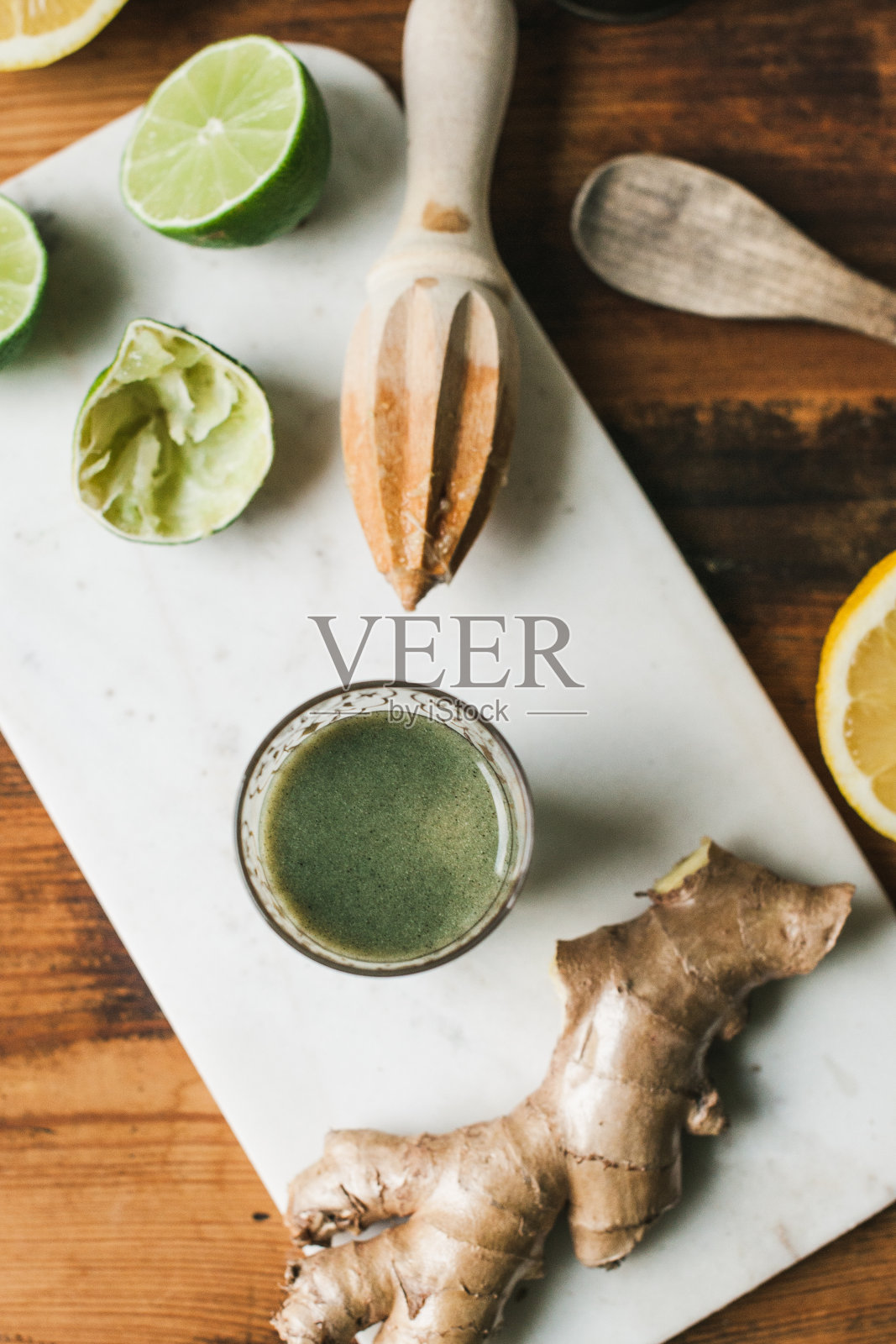 生姜、青柠和上面的新鲜果汁照片摄影图片