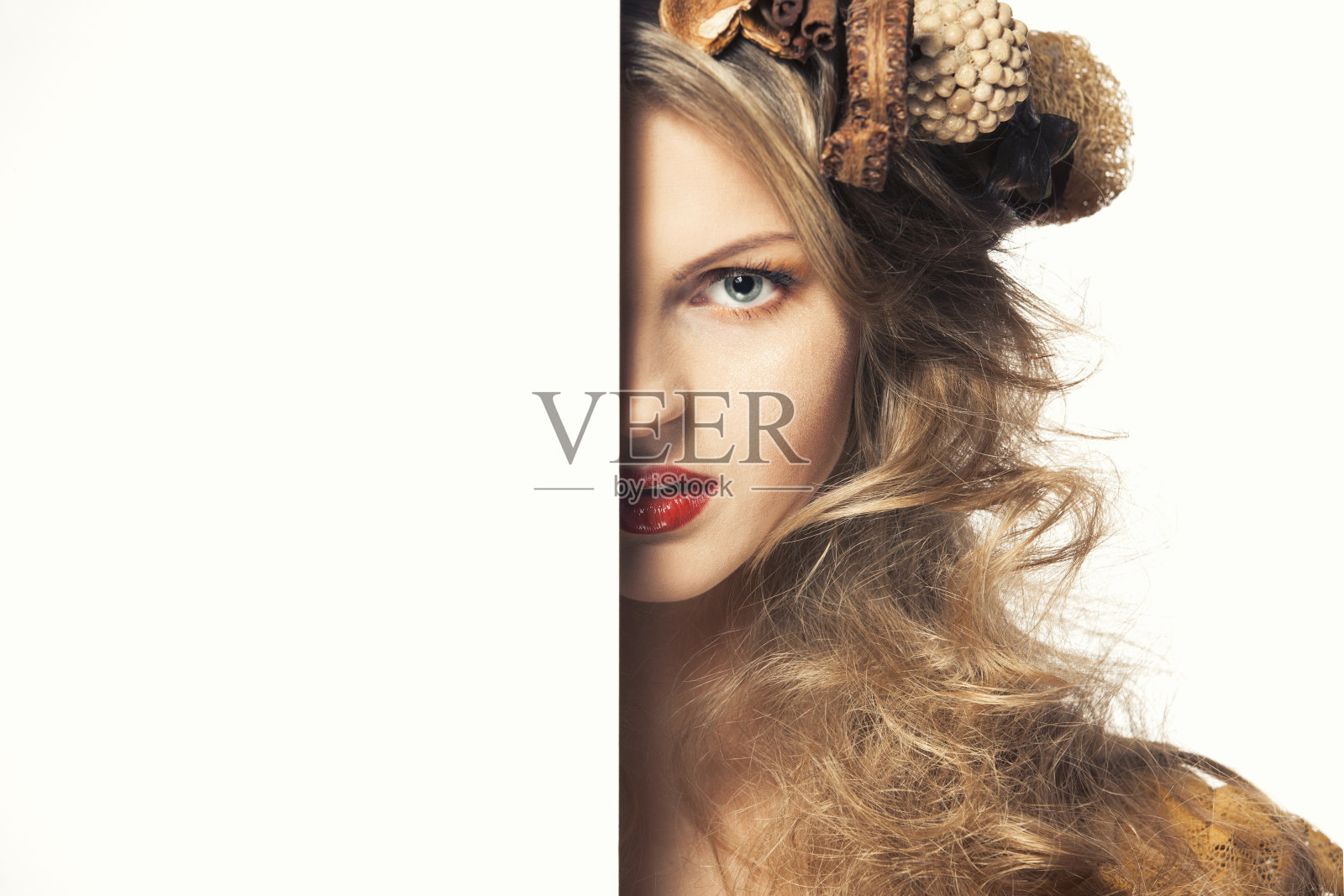 美丽的女人,头上戴着秋天的花环照片摄影图片