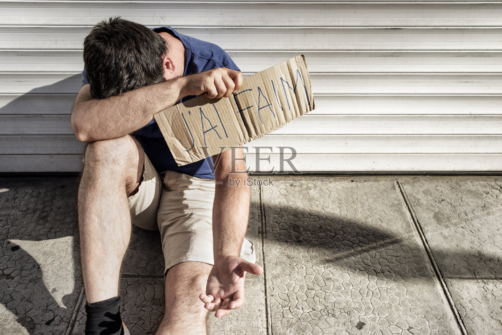 饥饿的人在乞求钱照片摄影图片