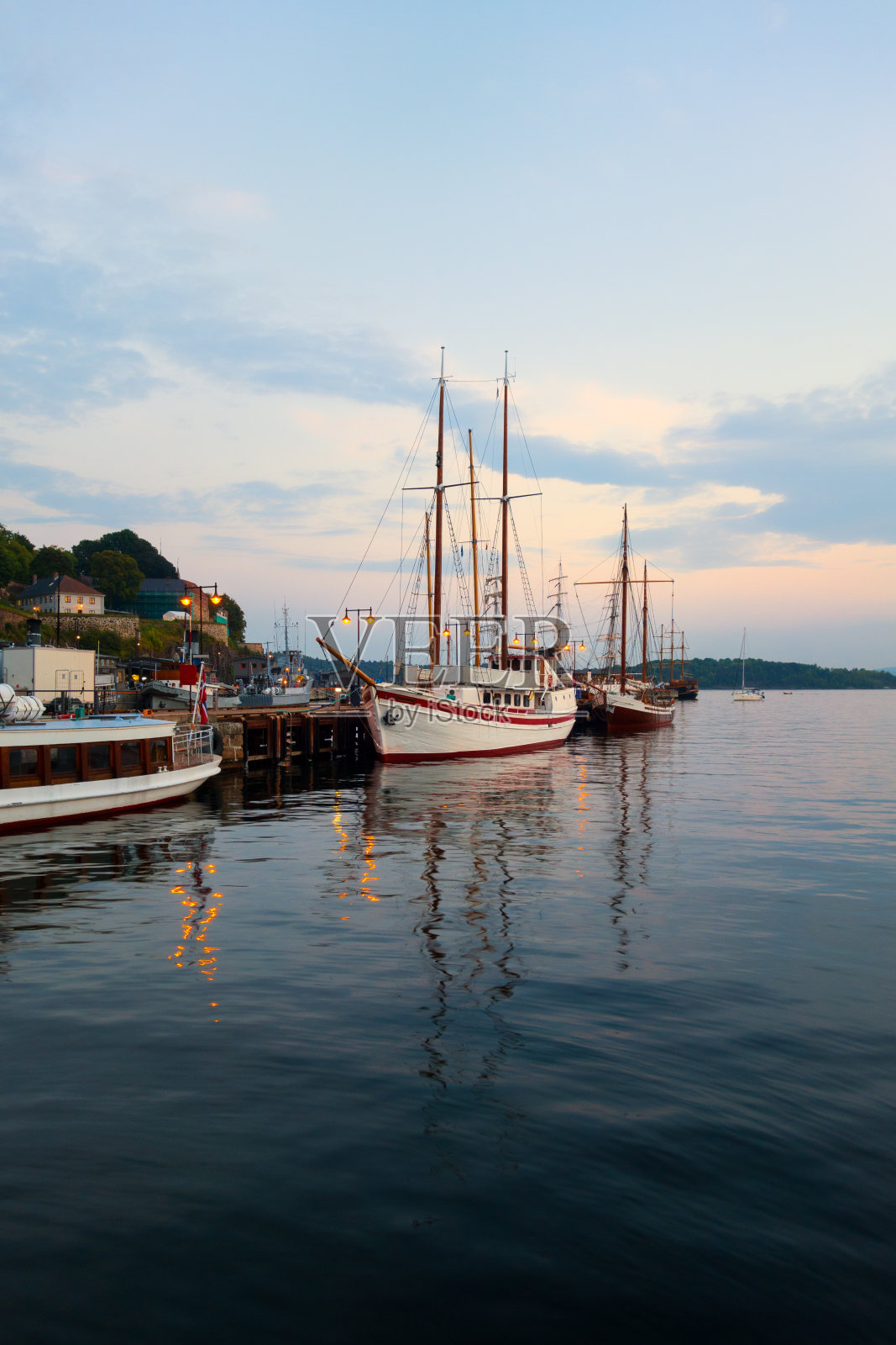 黄昏时分,挪威奥斯陆港口的老帆船照片摄影图片