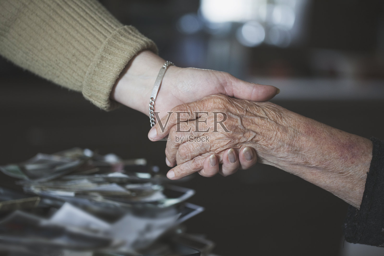 女儿牵着老母亲的手照片摄影图片