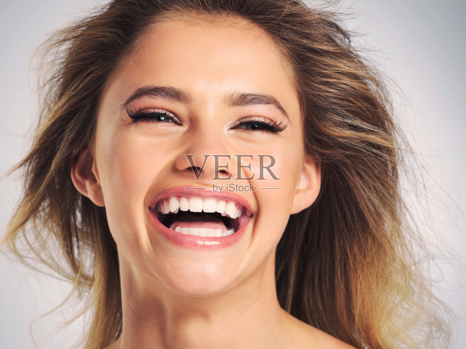 她的微笑足以让任何一天都容光焕发照片摄影图片