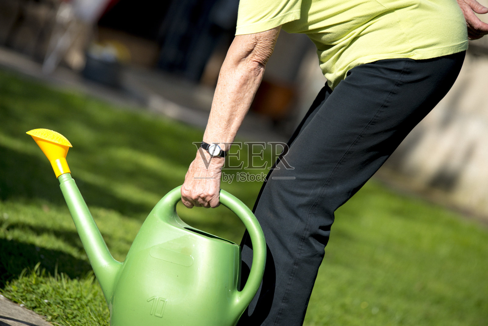 一个女人拿起满满一罐水照片摄影图片