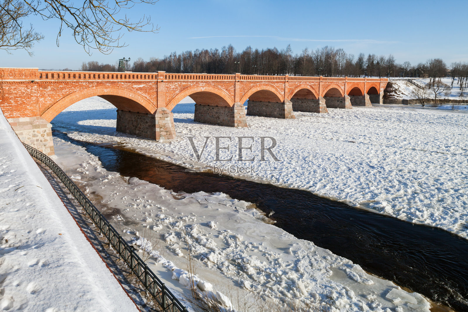 库尔迪加附近的河村照片摄影图片